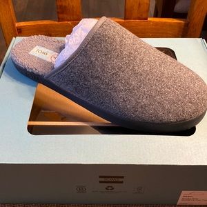 Toms men slippers- never worn